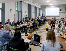 Zdjęcie z sali podczas posiedzenia, w tle widać uczestników spotkania.