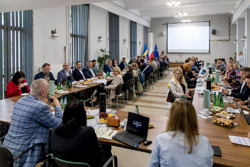 Zdjęcie z sali podczas posiedzenia, w tle widać uczestników spotkania.