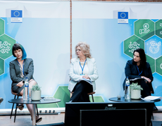 Zdjęcie uczestniczek panelu na konferencji.
