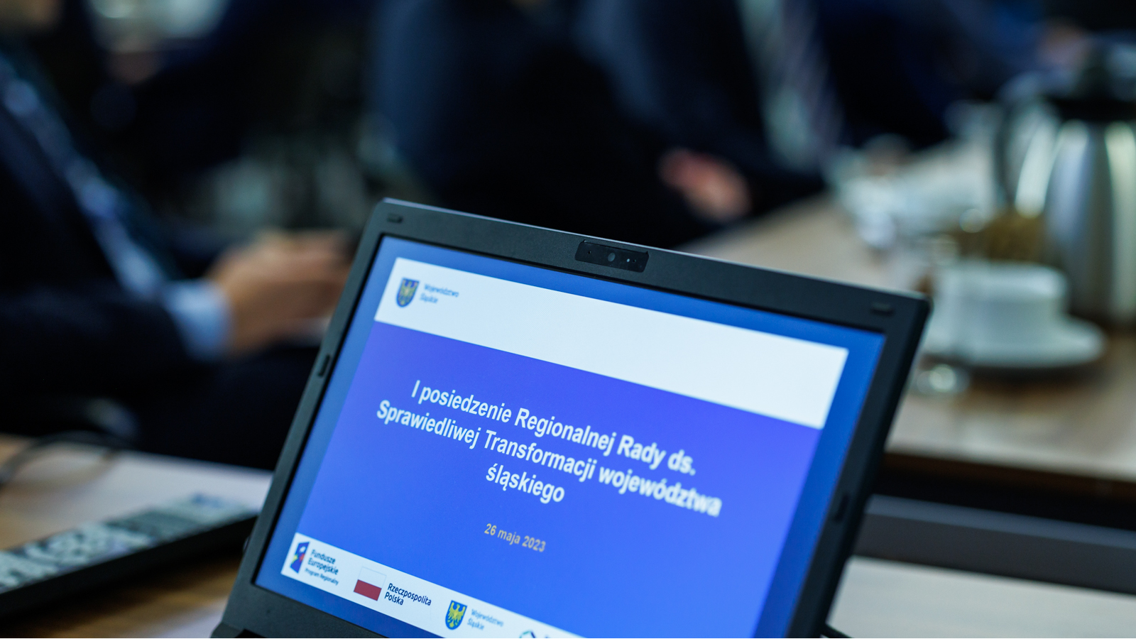 Zdjęcie monitora laptopa z pierwszą stroną prezentacji.