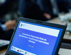 Zdjęcie monitora laptopa z pierwszą stroną prezentacji.