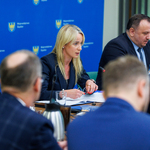 Zdjęcie z posiedzenia, uczestnicy w tle.