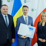 Zdjęcie Pana Marszałka, Pani Wicemarszałek i Prezydenta Michała Biedy, któremu wręczono powołanie do Rady