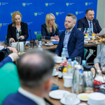 Zdjęcie z posiedzenia, uczestnicy w tle