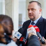 Zdjęcie Marszałka Chełstowskiego udzielającego wywiadu