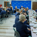 Zdjęcie z posiedzenia, uczestnicy w tle.