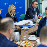 Zdjęcie z posiedzenia, uczestnicy w tle.