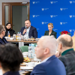 Zdjęcie stołu prezydialnego z Panem Marszałkiem i Panią Wicemarszałek