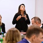 Zdjęcie z posiedzenia, przemawia Pani Dyrektor Małgorzata Staś 