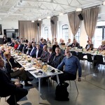 Zdjęcie z posiedzenia Rady w tle uczestnicy spotkania