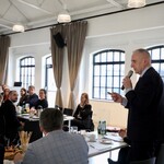 Zdjęcie z posiedzenia Rady w tle uczestnicy spotkania