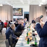Zdjęcie z posiedzenia Rady w tle uczestnicy spotkania