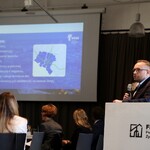 Zdjęcie z posiedzenia Rady w tle uczestnicy spotkania