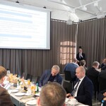 Zdjęcie z posiedzenia Rady w tle uczestnicy spotkania
