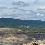 widok terenu po kopalni odkrywkowej w tle góry i tereny zielone