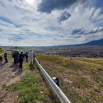 grupa uczestników w kaskach ogląda teren kopalni odkrywkowej Green Mine