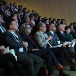 Na zdjęciu widać uczestników konferencji siedzących na widowni - w tym prelegentów.