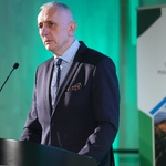 Na zdjęciu jest Wicemarszałek Województwa Śląskiego Leszek Pietraszek, podczas przemowy otwierającej II Śląskie Forum Sprawiedliwej Transformacji.