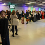 Na zdjęciu widać stojących w grupkach uczestników konferencji podczas przerwy.