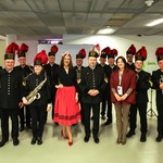 Na zdjęciu są członkowie orkiestry górniczej KWK Knurów wraz z solistką oraz Panią Katarzyną Dydyńską-Bańką (Prezes Instytutu Społecznego Rozwoju - partner w projekcie „Centrum Transformacji w Knurowie).