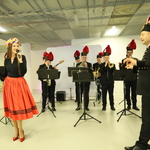 Na zdjęciu są członkowie orkiestry górniczej KWK Knurów wraz z solistką podczas występu.