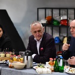 Spotkanie w przestrzeni poprzemysłowej: uczestnicy przy stołach, w tle metalowa konstrukcja i ceglane ściany.